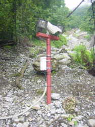 西之貝戸川の上流に設置されている監視カメラ