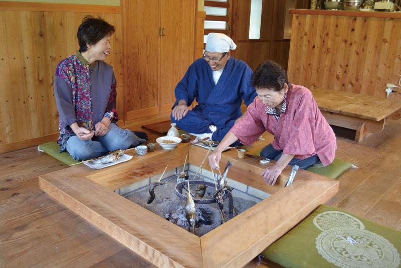 囲炉裏での食事