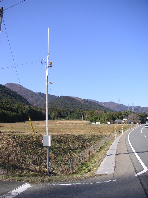 集落内に、サル接近警戒システムを２基設置しており、サルの接近がわかる体制がとられています。