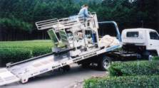 車両運搬専用車への乗用摘採機の運搬車両への積み込み２