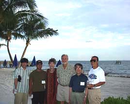 日本からの参加者（中央はアメリカのイセエビ研究の権威ヘンルンカインド・フロリダ州立大教授夫妻，左端が松田）