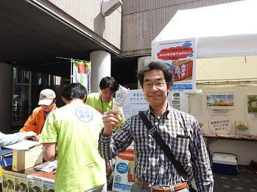 みえの育児男子あずきバーの配布の様子