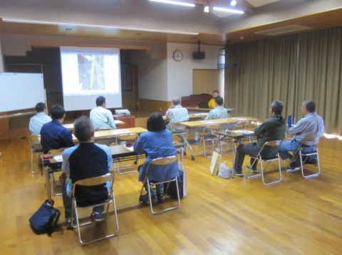 再造林地におけるシカ対策について説明