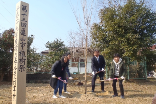 校庭に桜を植える櫻井市長と小学生