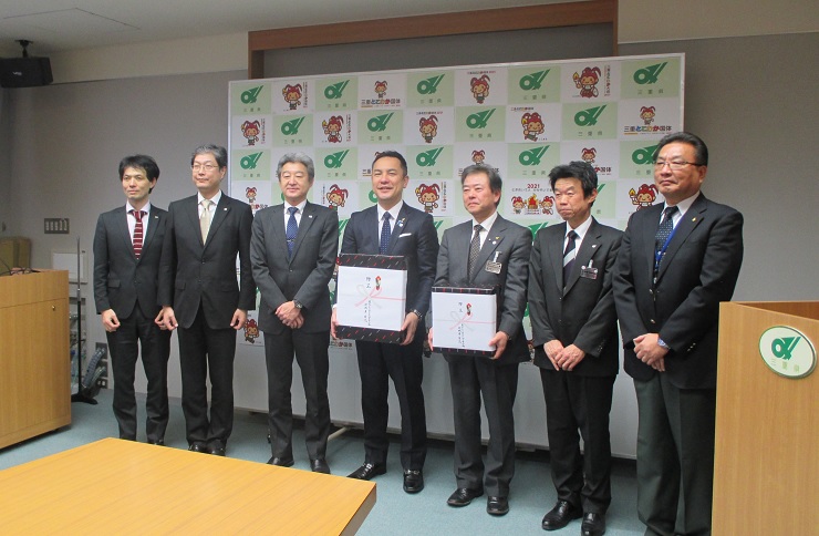 三重県庁におけるサーモグラフィー寄贈式の様子