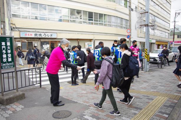 津駅での様子