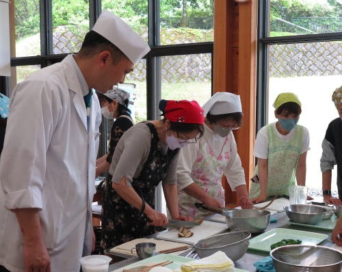 写真「くまの古道料理教室～相可高校に学ぶ２～」の様子