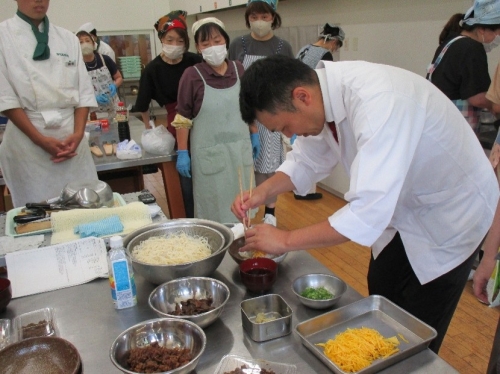 東紀州の特産品を中心に三重県内の美味しい旬の食材を使用し、それぞれの食材の良さを引き立てる献立と調理法を学ぶ料理教室を開催します。今回は、夏の料理を学びます。