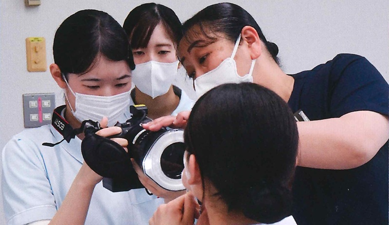 教員の指導を受けながら実習に取り組む学生