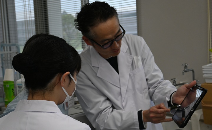少人数で実習指導を受ける学生