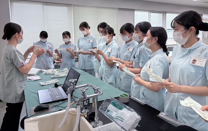 医療施設で臨床実習に取り組む学生