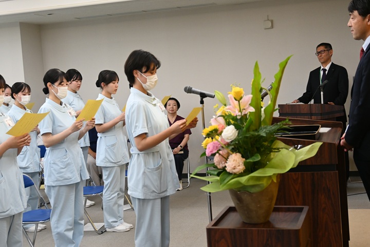 登院式で登院許可証を受け取る学生