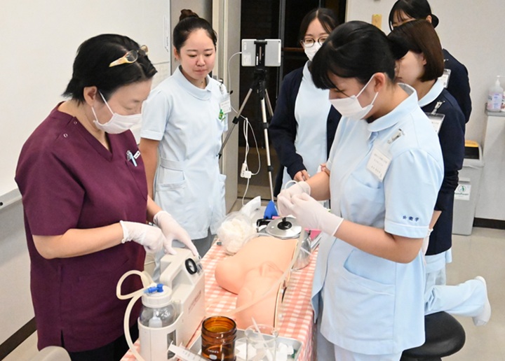 実習室で基礎実習に取り組む学生
