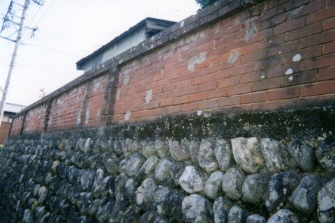 弾痕の残る煉瓦塀写真