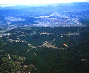 手前・旧阿山町国有林地、奥・伊賀市街