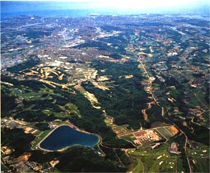 手前・鈴鹿山麓リサーチパーク、奥・四日市市街