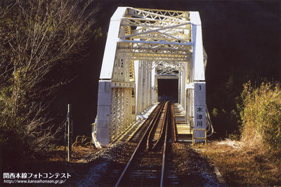 白い鉄橋