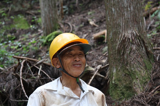 森の名人「作業の後の笑顔」