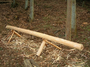 木のベンチ