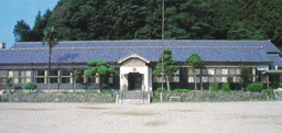 保存された小学校の木造校舎、公民館兼ＮＰＯの事務所