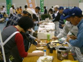 きのこの試食・販売