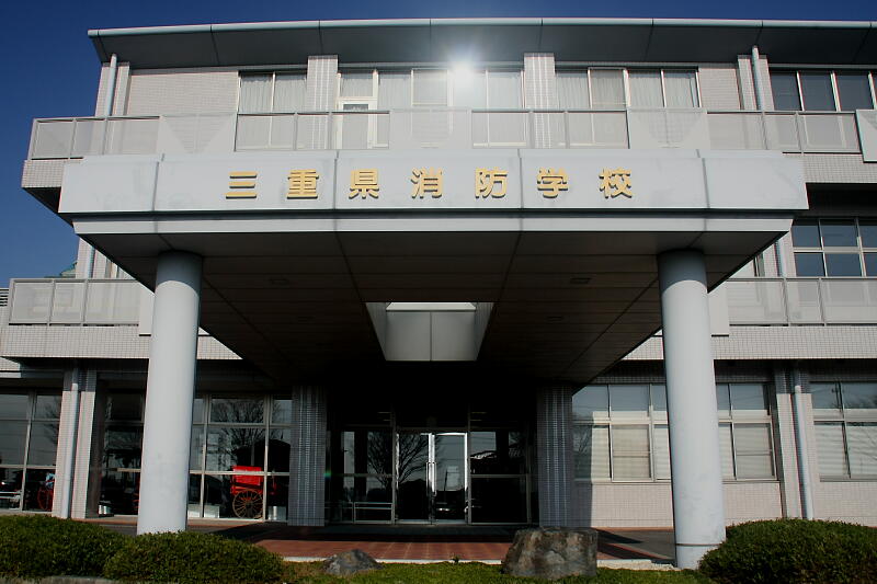 管理教育棟玄関