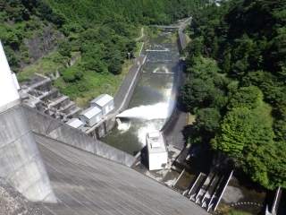 写真：ダム堤体から見た直下流