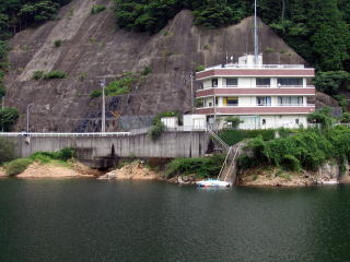 写真：ダム管理棟