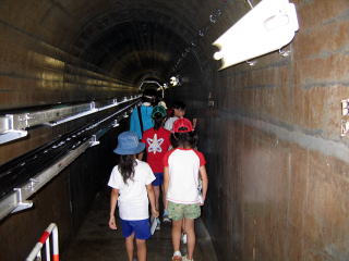 写真：ダム（内部）見学風景