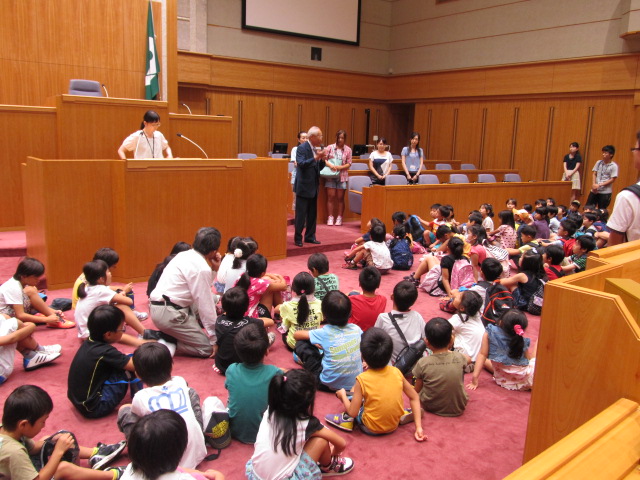 県議会議事堂見学のようす