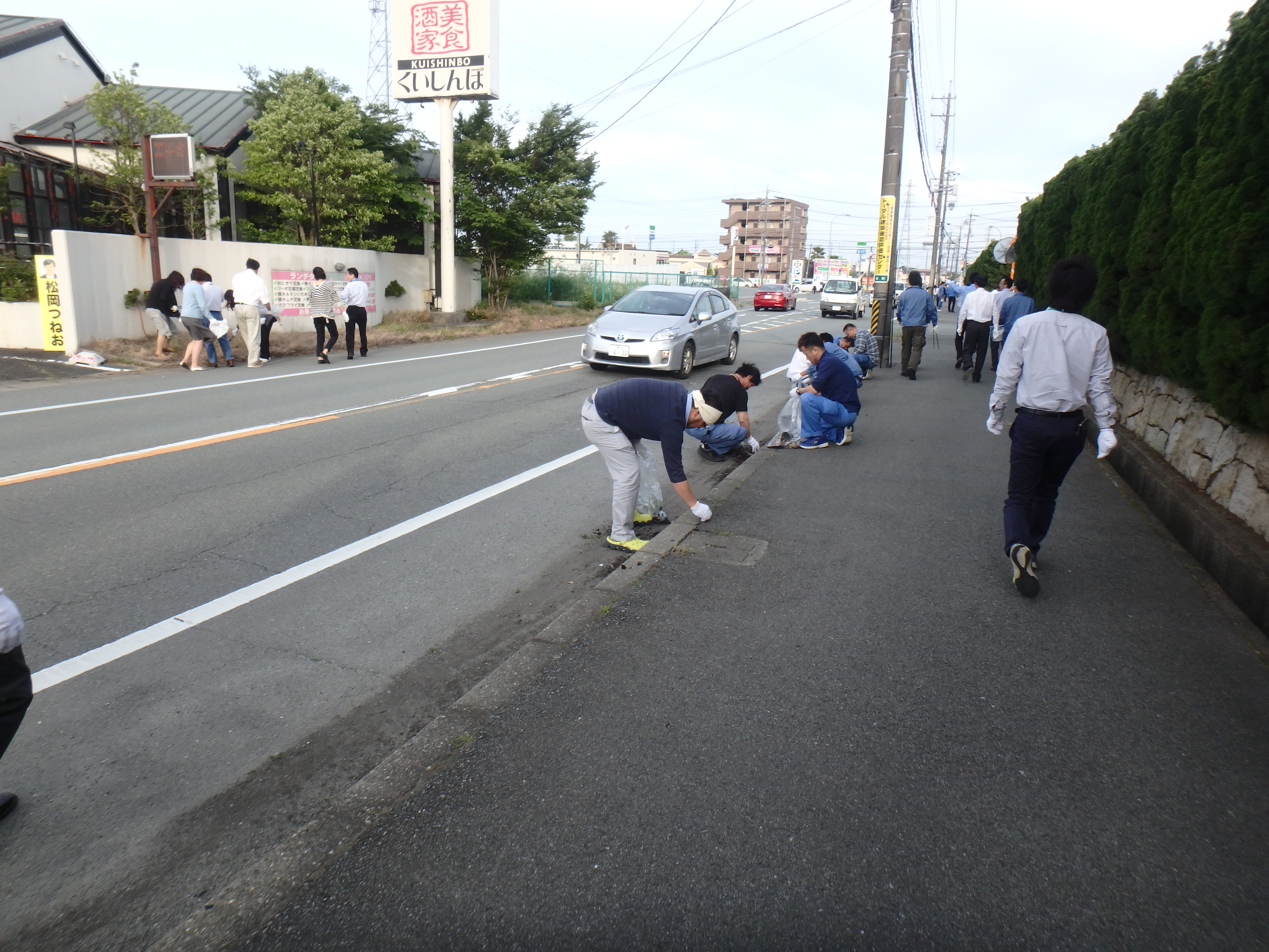 松阪庁舎周辺道路のごみや草などを回収しました。