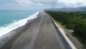 有馬地区海岸堤防(R42釜平交差点から志原川河口方面を望む)