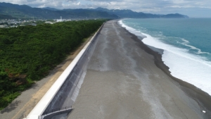有馬地区海岸堤防(R42釜平交差点付近から獅子岩方面を望む)