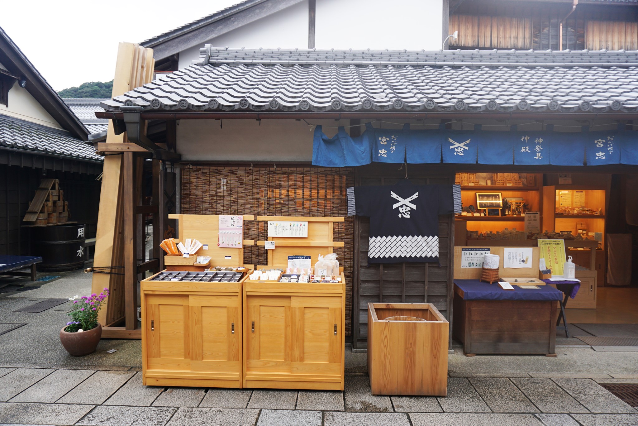 県産ヒノキ製の什器を使用（店舗外）