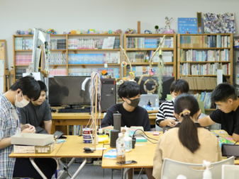 フリースクール内における児童生徒の様子です