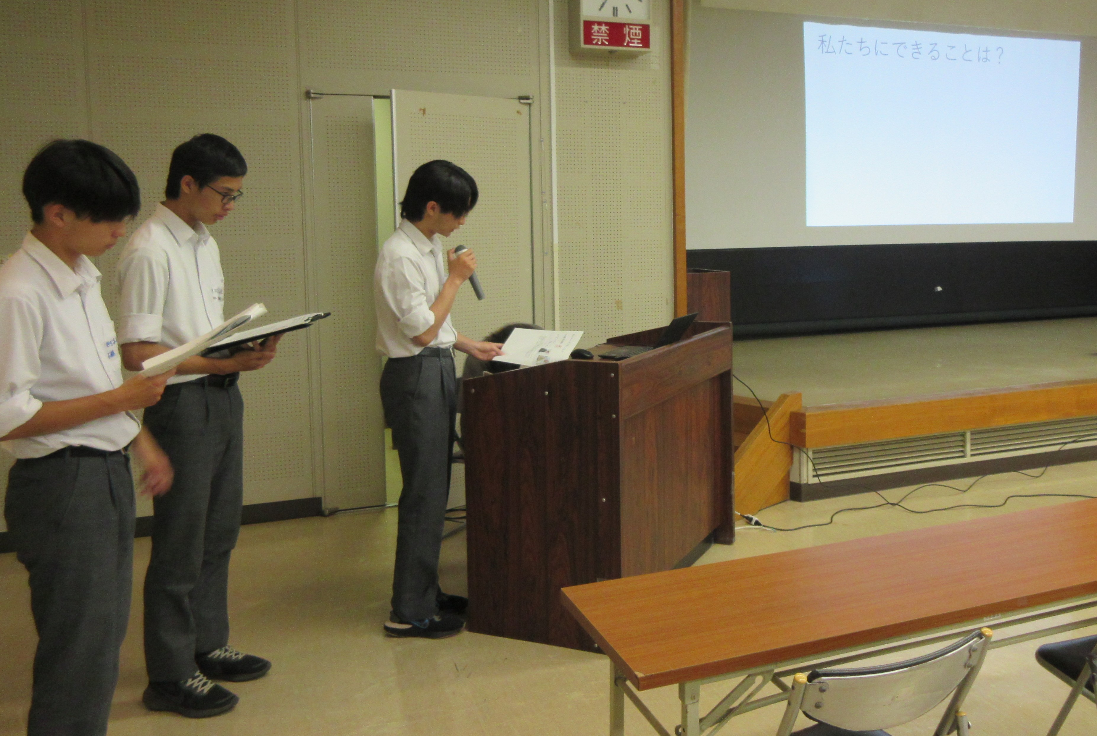 松阪地区人権学習活動交流会で取組報告の様子