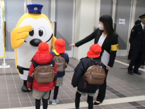 ミーポくんとふれあう写真