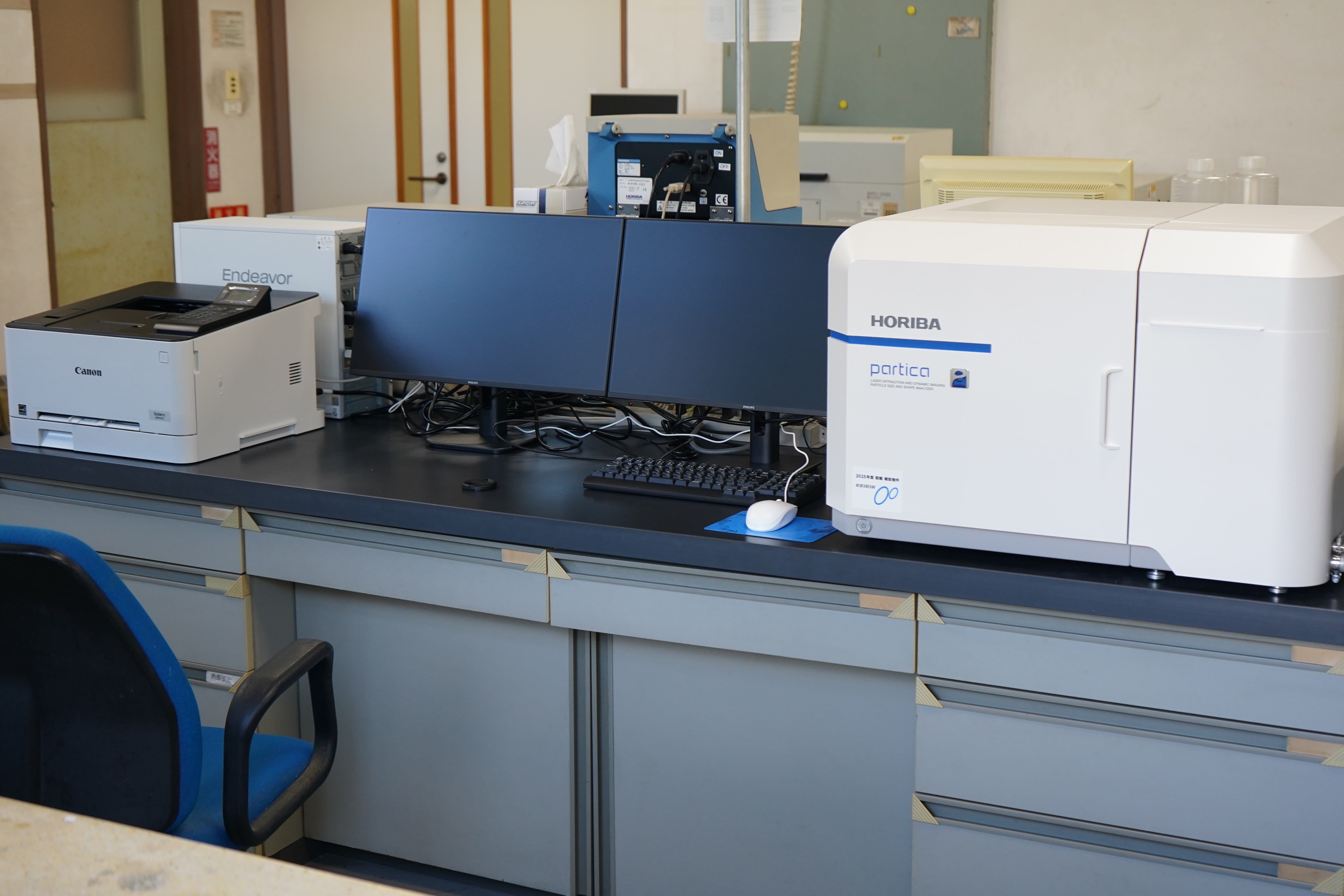 写真: レーザー回折/散乱式粒子径分布測定装置