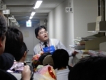 写真:図書館探検ツアーの様子