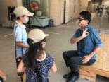 写真：手話や身振り、筆談を使った「異言語脱出ゲーム」の様子