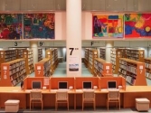 写真：三重県立図書館の館内