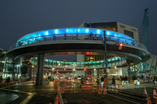 8月号表紙の写真:円形デッキ「よんまるテラス」(四日市市)
