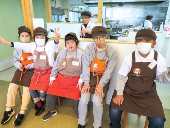 画像：カフェで働くみなさん