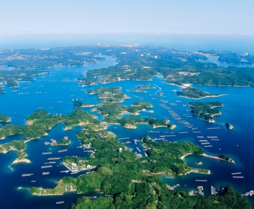 10月号表紙:英虞(あご)湾の美しいリアス海岸(志摩市)