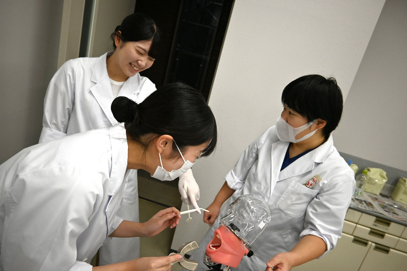 仲間と笑顔で実習する学生たち