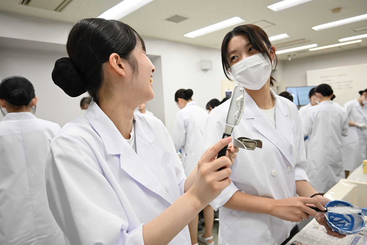 実習中に笑顔を交わす学生たち